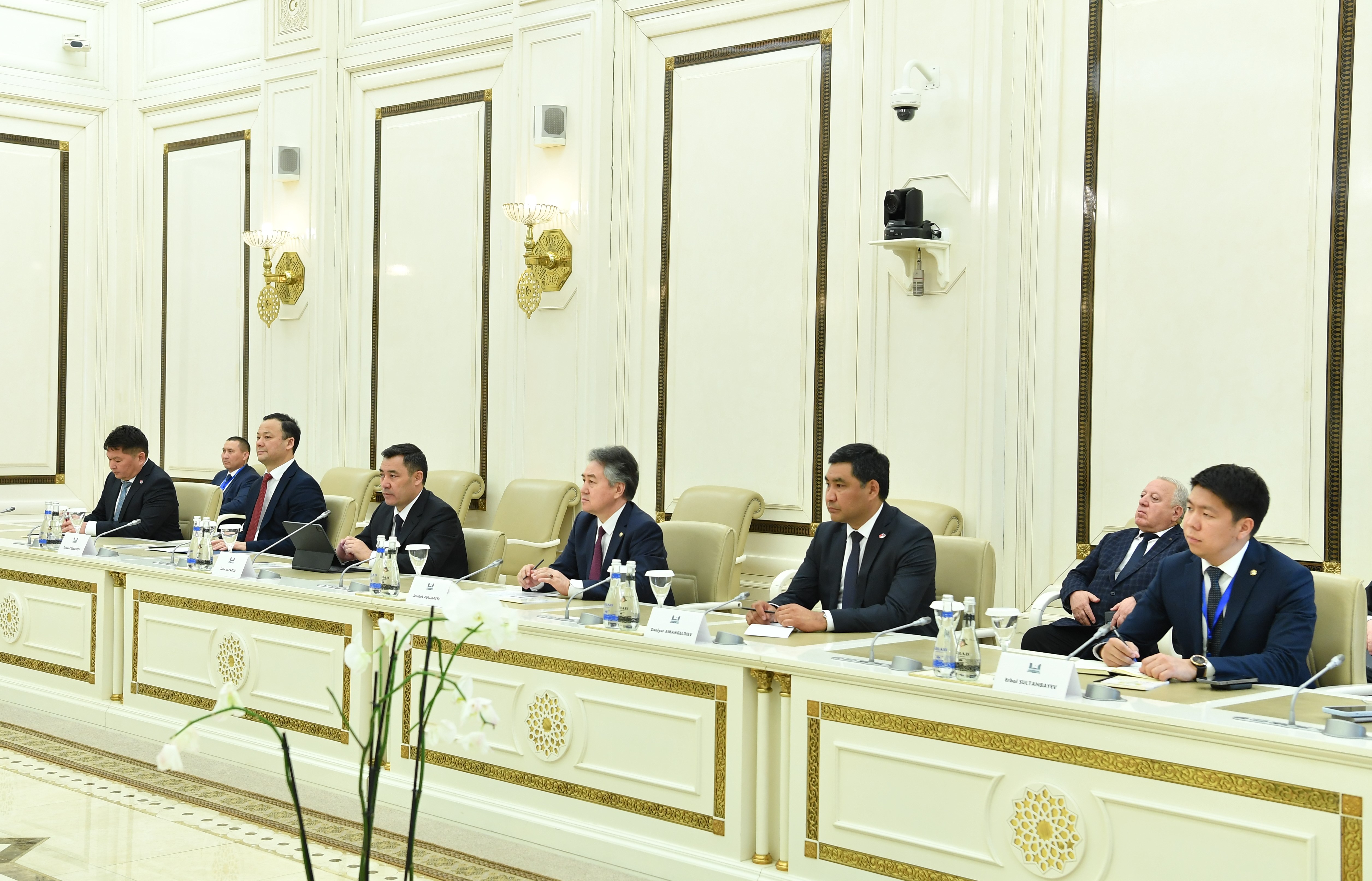 Состоялась встреча председателя Милли Меджлиса Сагибы Гафаровой с президентом Киргизской Республики Садыром Жапаровым 